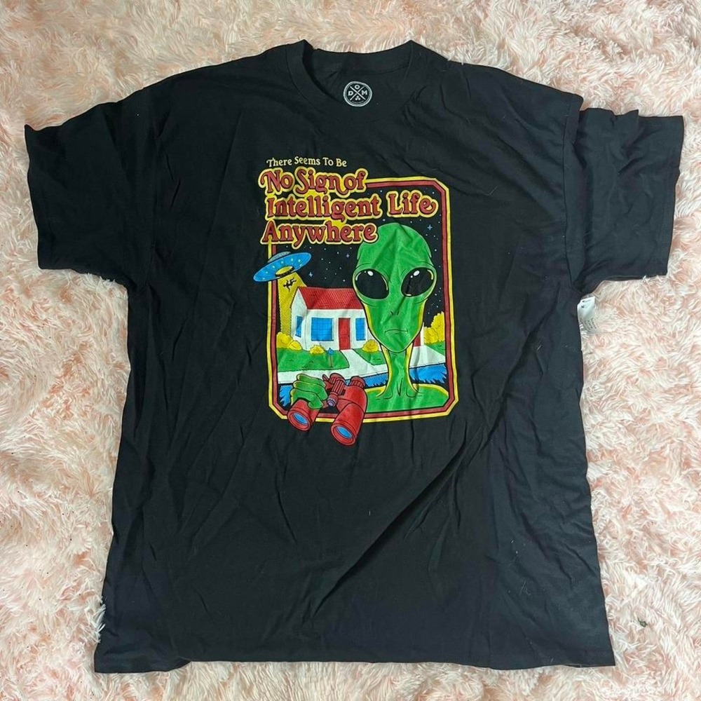 graphic tee black alien